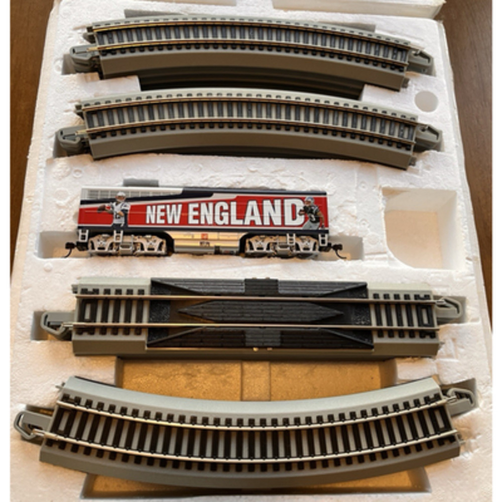 Hawthorne Village NFL New England Patriots Offensive Engine HO w/16 Tracks & COA